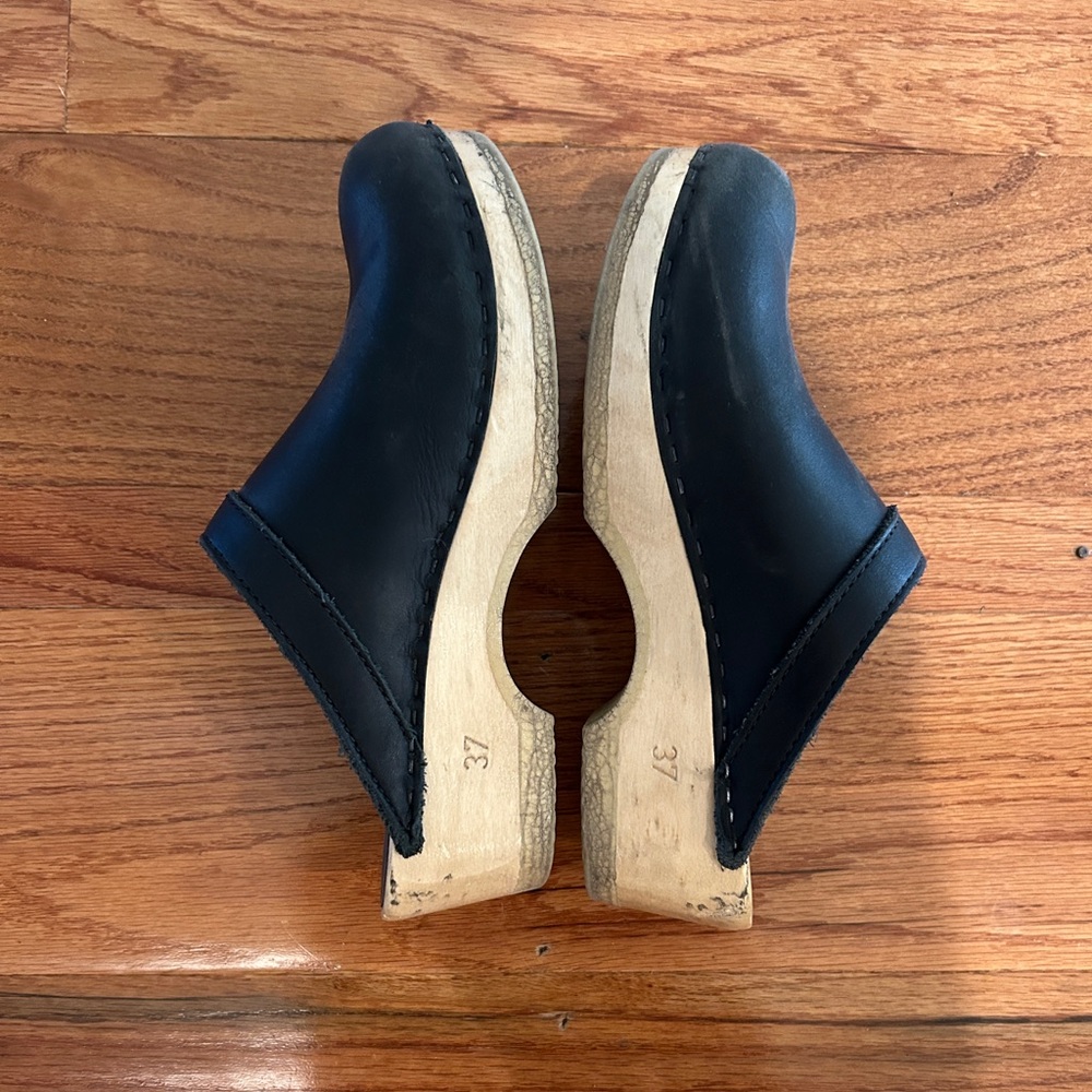 Sven Black Leather Clogs